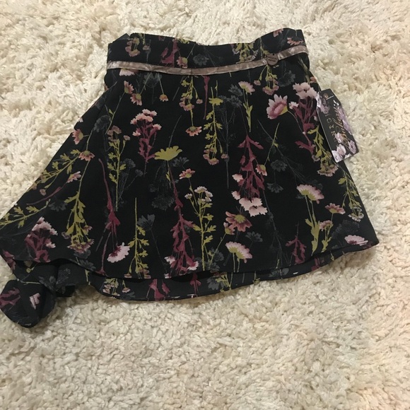 🆕NWT silk pj shorts - GORGEOUS - Picture 2 of 5
